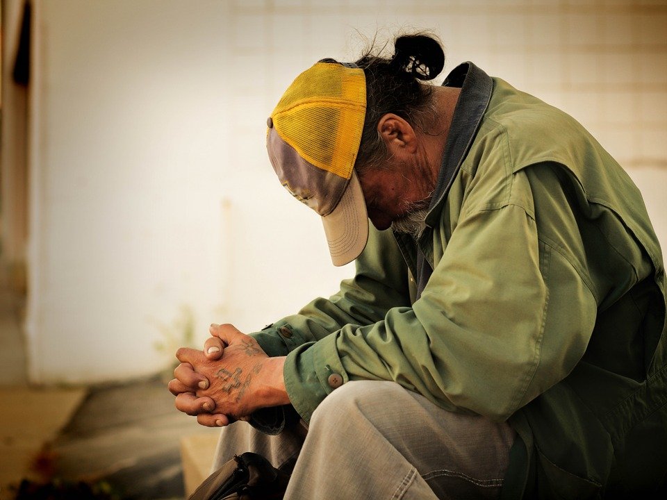 Bărbatul era fără adăpost de 24 de ani. Într-o zi, omul a primit o veste neașteptată și a izbucnit în lacrimi imediat (FOTO+VIDEO)