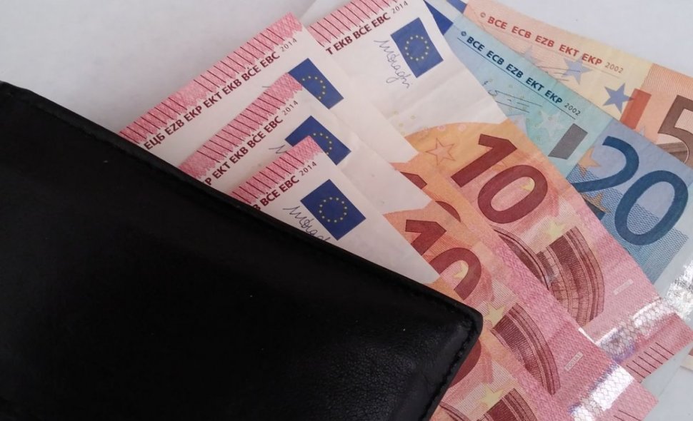 CURS VALUTAR 4 septembrie 2019. Euro scade spre 4,72 lei