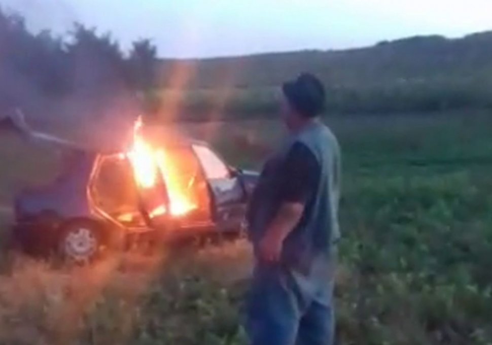 Un cioban din Cluj și-a incendiat mașina de supărare: „Nu mai încapi de șmecheri. Îmi dau foc și la casă” (VIDEO)