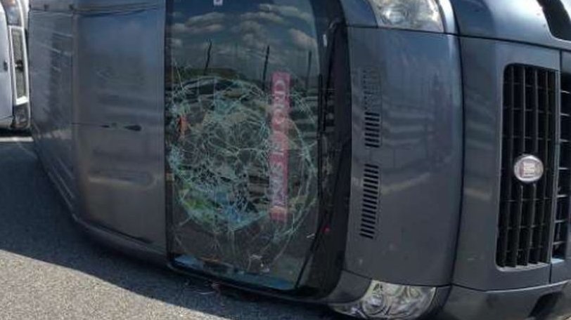 Un microbuz plin cu pasageri s-a răsturnat pe DN24, în județul Vrancea. Șoferul se afla sub influența băuturilor alcoolice
