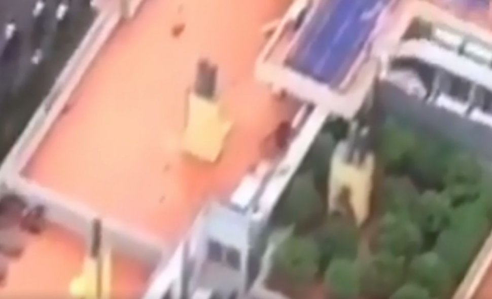 Elicopterul unei televiziuni a filmat, accidental, o plantaţie de marijuana pe terasa unui bloc de locuinţe - VIDEO