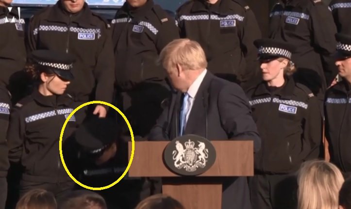 Reacția bizară a premierului britanic Boris Johnson după ce o polițistă a leșinat în timpul discursului său - VIDEO