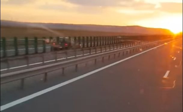 Imagini șocante surprinse în România! Şofer filmat în timp ce mergea pe contrasens, pe autostrada Transilvania (VIDEO)