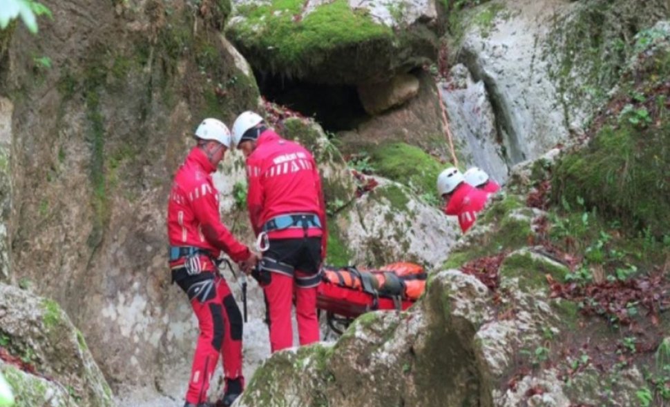 O femeie a fost scoasă de salvamontiști și pompieri, după ce a căzut într-o râpă în Sinaia, la Cota 1400