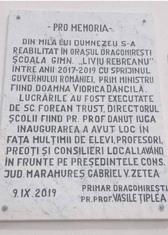 Plăcuţă comemorativă cu numele Vioricăi Dăncilă, instalată pe o şcoală reabilitată din fonduri publice: „Din mila lui Dumnezeu...” - FOTO 614072