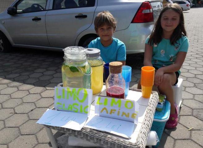 Doi copii din Cluj-Napoca și-au făcut afacere. Ce vând micuții în fața blocului în care locuiesc 614338