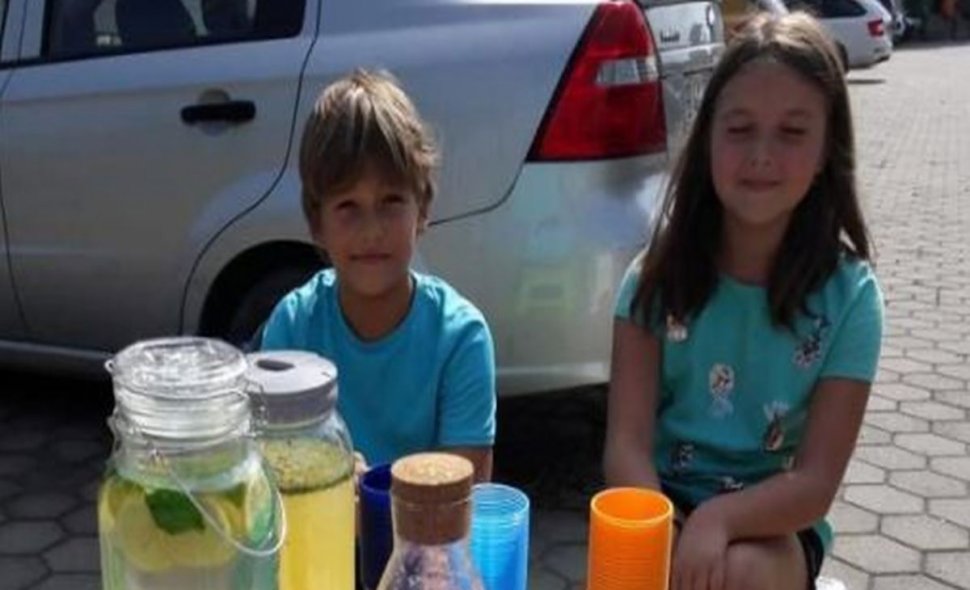 Doi copii din Cluj-Napoca și-au făcut afacere. Ce vând micuții în fața blocului în care locuiesc