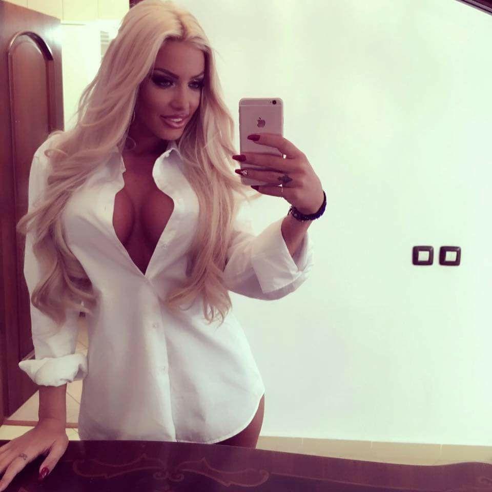 Loredana s-a dus să se roage la mormântul lui Arsenie Boca, dar a făcut ceva scandalos. Când au văzut-o credincioșii, mai să leșine. Totul s-a văzut la aplecare. A fost ca-n filmele pentru adulți FOTO 614244