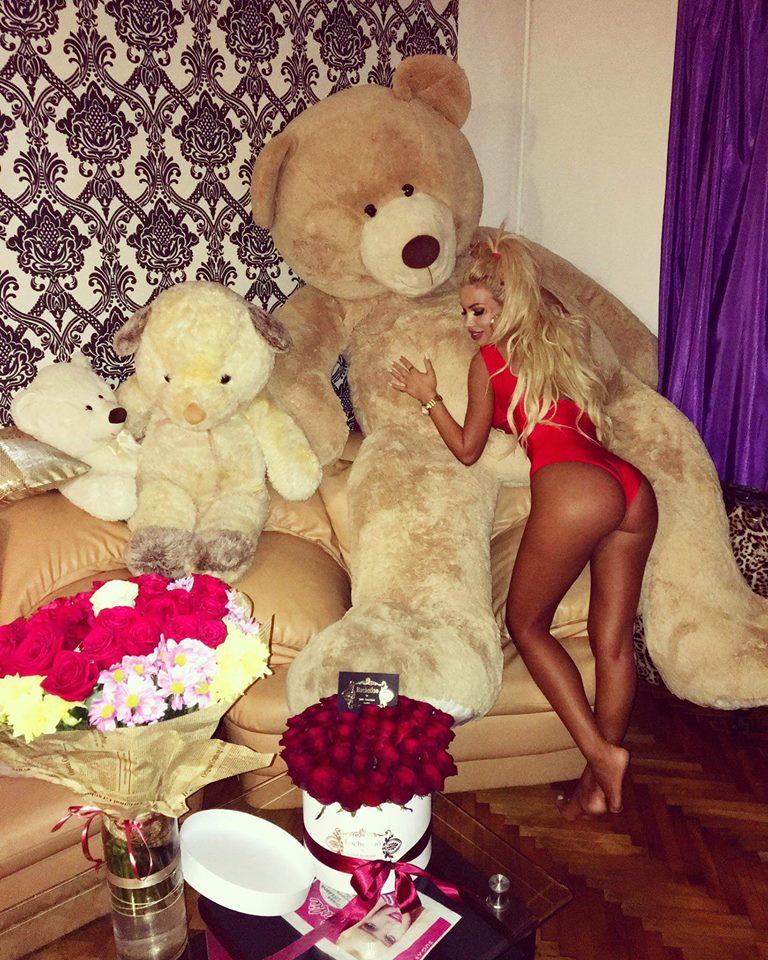 Loredana s-a dus să se roage la mormântul lui Arsenie Boca, dar a făcut ceva scandalos. Când au văzut-o credincioșii, mai să leșine. Totul s-a văzut la aplecare. A fost ca-n filmele pentru adulți FOTO 614245