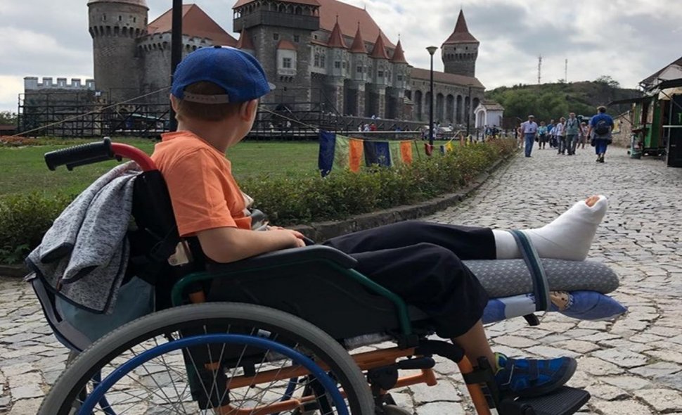 Copil imobilizat temporar în scaunul cu rotile, umilit în timpul unei vizite la Castelul Corvinilor. Este inadmisibil!