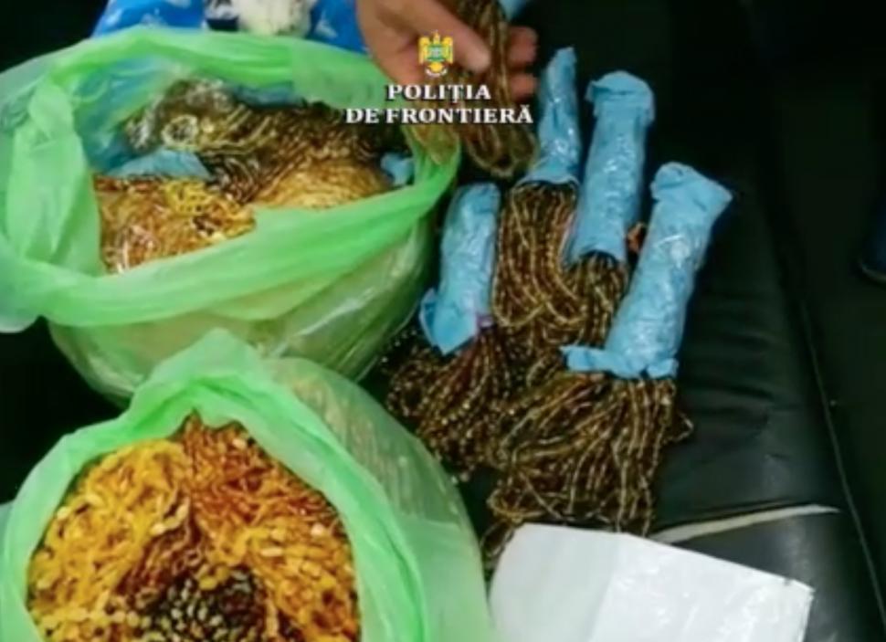 Şofer turc, prins cu 20 kg de mărgele maronii ascunse pe corp, sub haine. Ce erau de fapt 614548