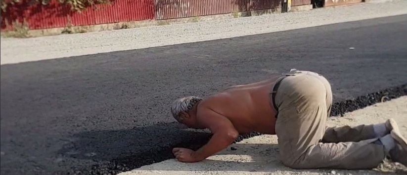 Bărbatul din acest sat din Bacău a văzut pentru prima dată în viața lui o șosea asfaltată. S-a pus în genunchi, iar ce a urmat a uimit întreaga lume. Oamenii l-au filmat imediat și au urcat totul pe internet. E viral!