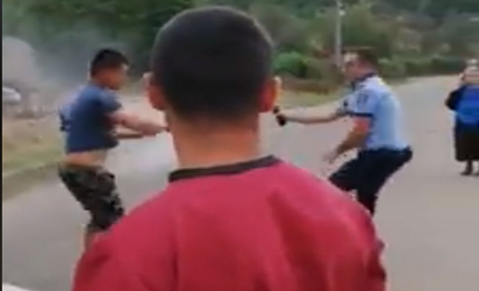 Incident șocant în Sălaj. Polițiștii și localnicii s-au luat la bătaie. Oamenii legii au dat cu spray lacrimogen - VIDEO