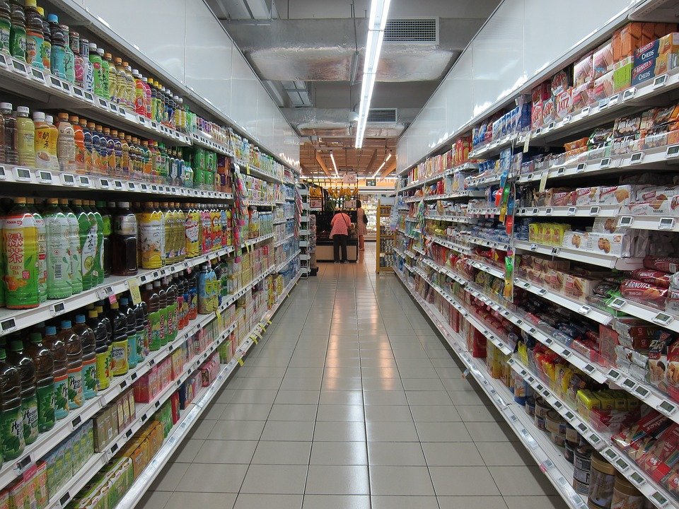 Produse alimentare expirate  și cosmetice contrafăcute, găsite pe rafturile magazinelor din Giurgiu