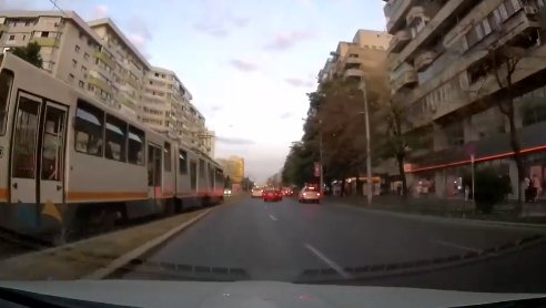 Dan trecea pe lângă un tramvai din București, când a zărit ceva năucitor în fața sa în trafic. Doar în filme mai vezi așa ceva: S-a urcat pur și simplu pe ea! VIDEO