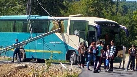 Panică pe o șosea din județul Maramureș! Un autocar cu elevi s-a lovit de un stâlp