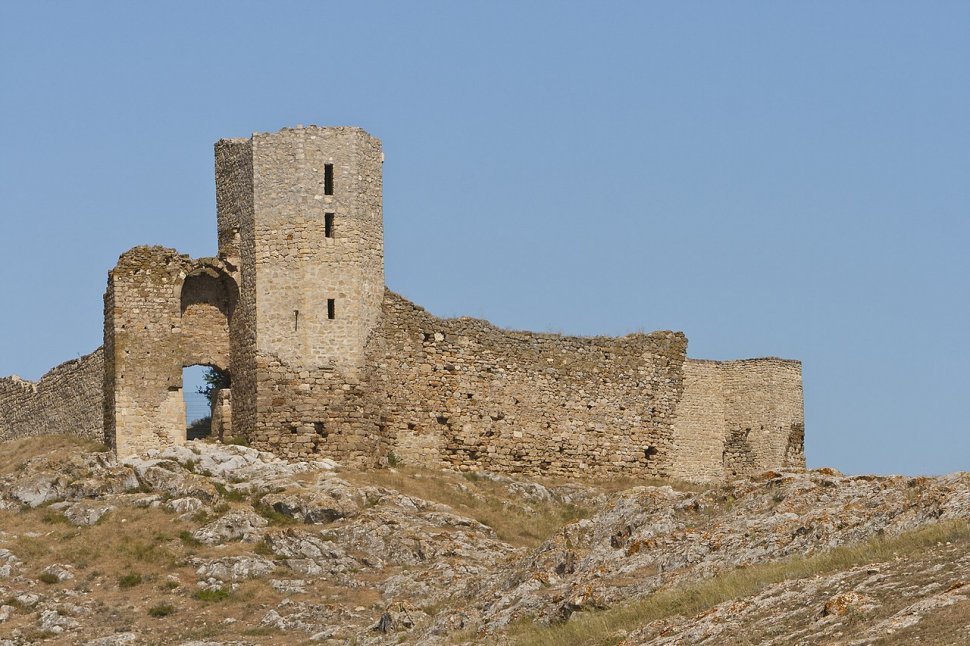 Povestea zidurilor de la Enisala, cetatea genoveză de langă lacurile Babadag şi Razim