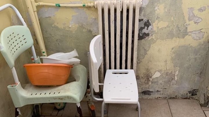 Scene șocante, surprinse într-un spital din România. Paturi vechi, cearceafuri pătate, pereţi cojiți şi toalete insalubre la Secția de Psihiatrie a Spitalului Județean Constanța