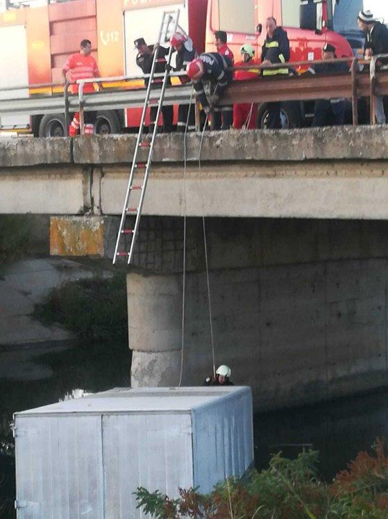 Scene teribile! Un tânăr a rămas izolat o noapte pe capota maşinii cu care a căzut într-un canal 615806