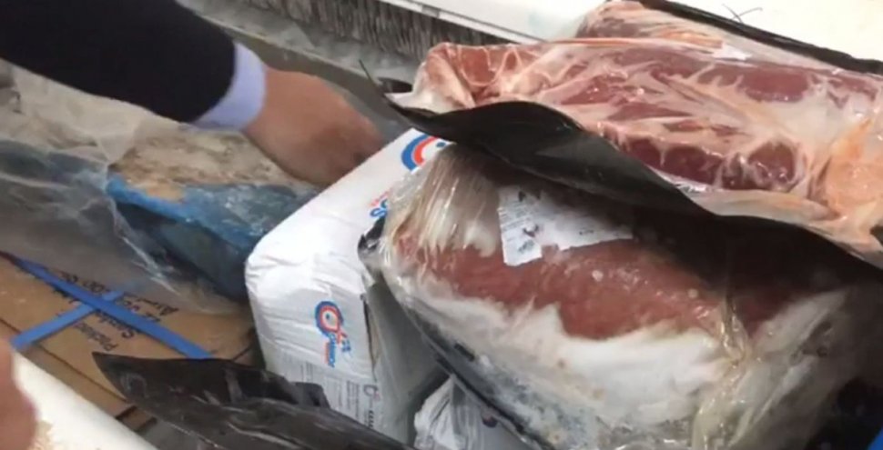 Situație halucinantă în hala Obor din Capitală!  Inspectorii ANPC au găsit peștele și carnea păstrate printre excremente de șoareci - VIDEO