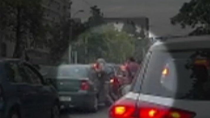 Incident șocant în trafic, în București! S-au apropiat de o mașină și au început să împartă pumni. Totul a fost surprins de o cameră de bord