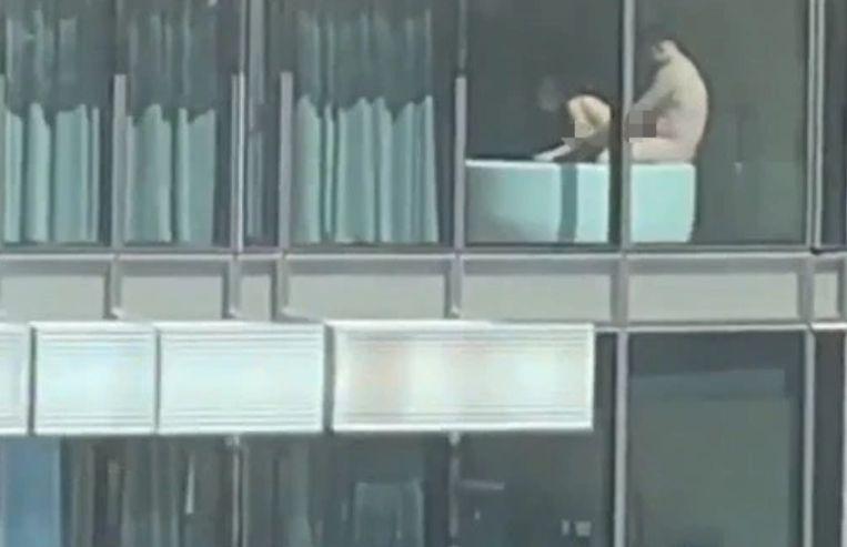 Oamenii se aflau la serviciu, când brusc cineva a început să râdă isteric. Când și-au dat seama de ce, toți și-au aruncat privirea pe fereastră. „Doamne, erau chiar acolo și o făceau în văzul lumii!” 616148