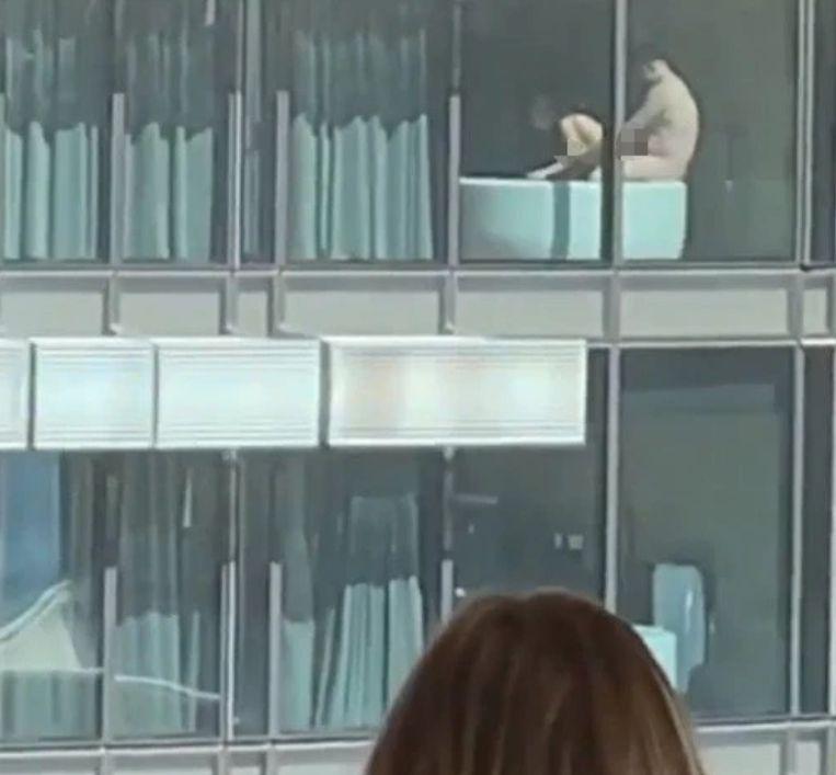 Oamenii se aflau la serviciu, când brusc cineva a început să râdă isteric. Când și-au dat seama de ce, toți și-au aruncat privirea pe fereastră. „Doamne, erau chiar acolo și o făceau în văzul lumii!” 616150