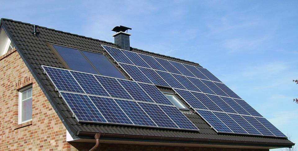 Înscrierile în Programul „Casa Verde Fotovoltaice" au fost suspendate. Autoritățile suspectează ilegaliți la înscriere