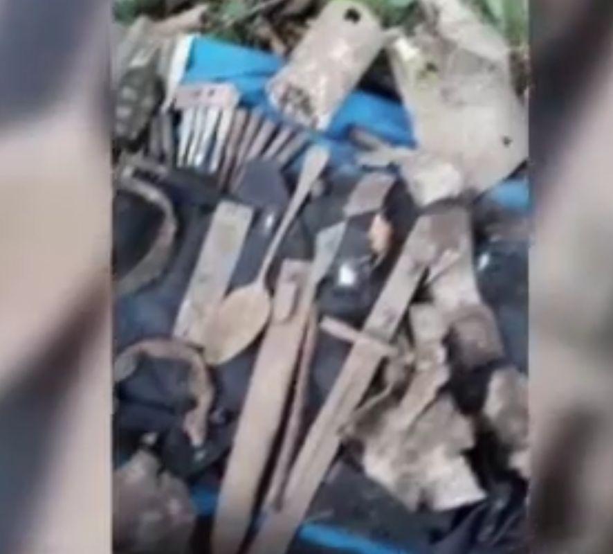 Vasile se plimba cu un detector de metale pe un câmp, când a descoperit ceva năucitor. Acum adevărul grotesc a ieșit la iveală: „Nu mi-a venit să cred. Rând pe rând, au început să apară” (FOTO) 616436