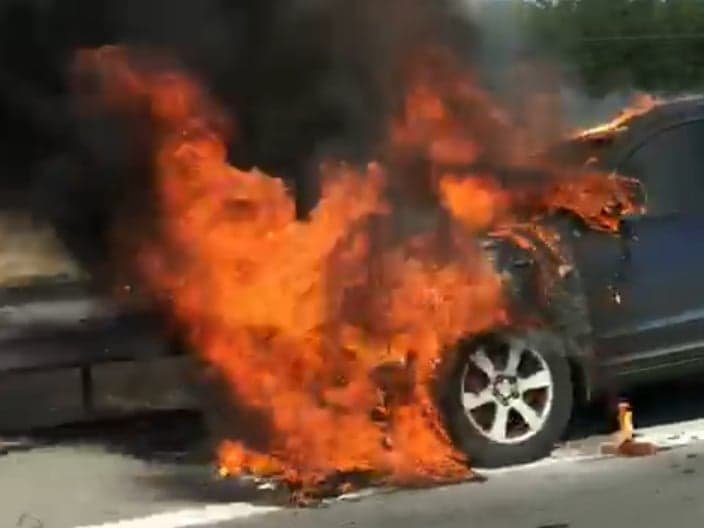 Incendiu pe Autostrada Soarelui, pe sensul de mers către București. O mașină a luat foc