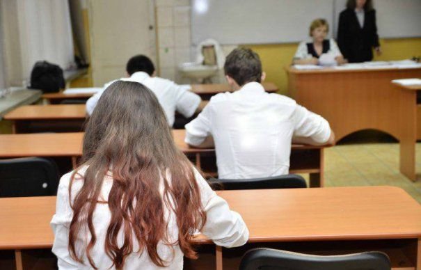 Scene revoltătoare la un liceu din Brașov! Profesoară umilită de elevă în fața clasei