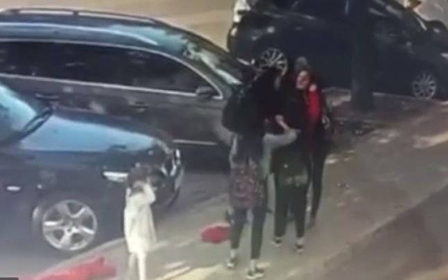 Imagini de groază în centrul orașului. O femeie este bătută bestial de două tinere sub ochii fiicei ei de 3 ani. VIDEO