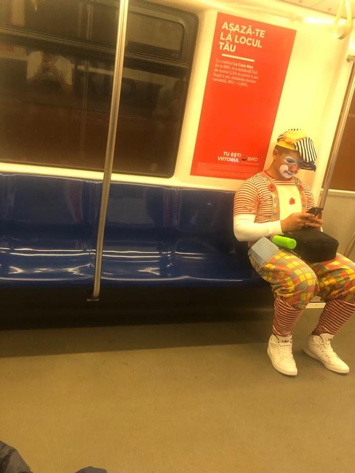 Victor se urcase într-o seară în metrou, când a văzut ceva incredibil. A scos imediat telefonul să facă o poză. „Ce coincidență! S-a potrivit de minune!” (FOTO) 616987