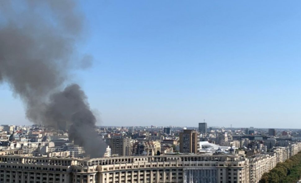 Alertă în centrul Bucureştiului. Incendiu într-o clădire aflată în vecinătatea Ministerului de Finanţe