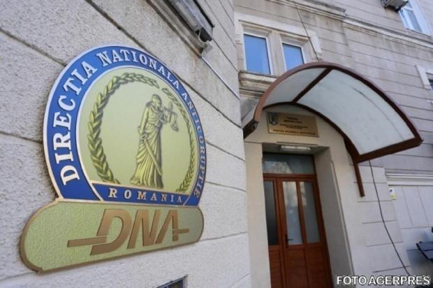 Doi foşti directori ai Companiei Naţionale "Aeroporturi Bucureşti", trimiși în judecată de DNA