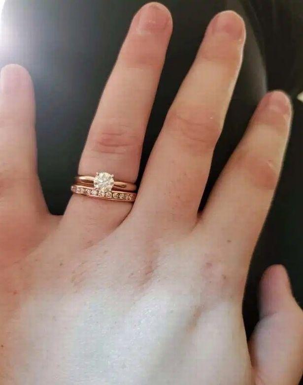 Tocmai se logodise și a vrut să se laude pe internet cu inelul primit. Toți au râs însă de ea. „O să scoți ochii cu el!”  617293