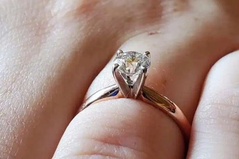 Tocmai se logodise și a vrut să se laude pe internet cu inelul primit. Toți au râs însă de ea. „O să scoți ochii cu el!” 