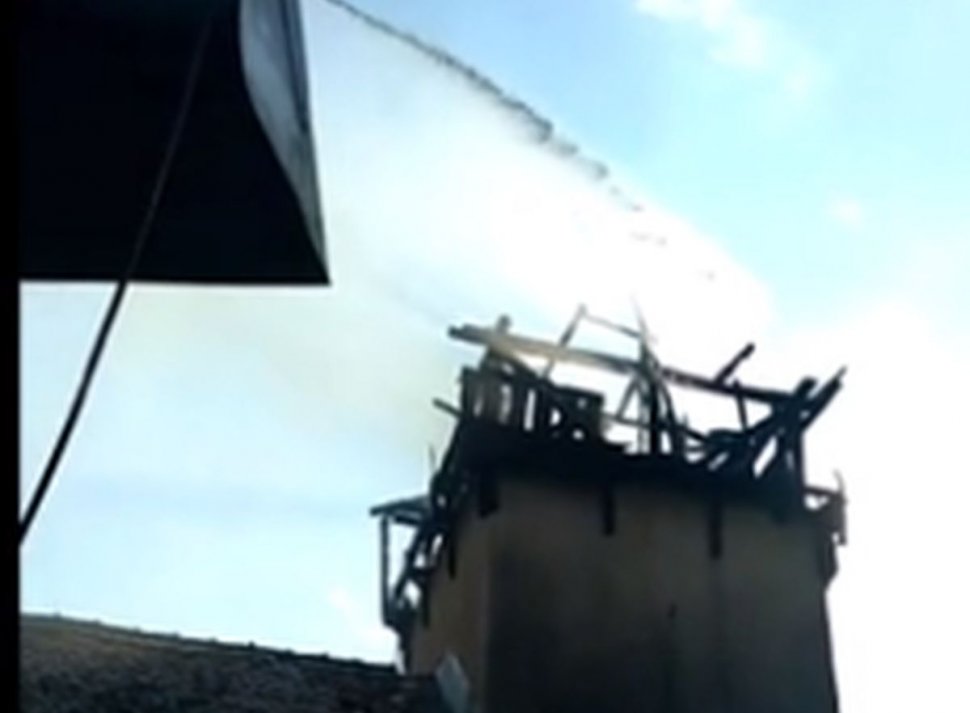 Turla unei biserici din Alba s-a prăbușit, în urma unui incendiu puternic (VIDEO)