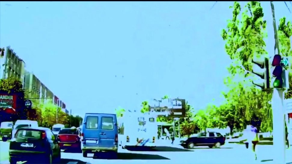 Accident şocant într-o intersecţie din Chişinău! O şoferiţă beată intră în plin într-un troleibuz plin de călători - VIDEO