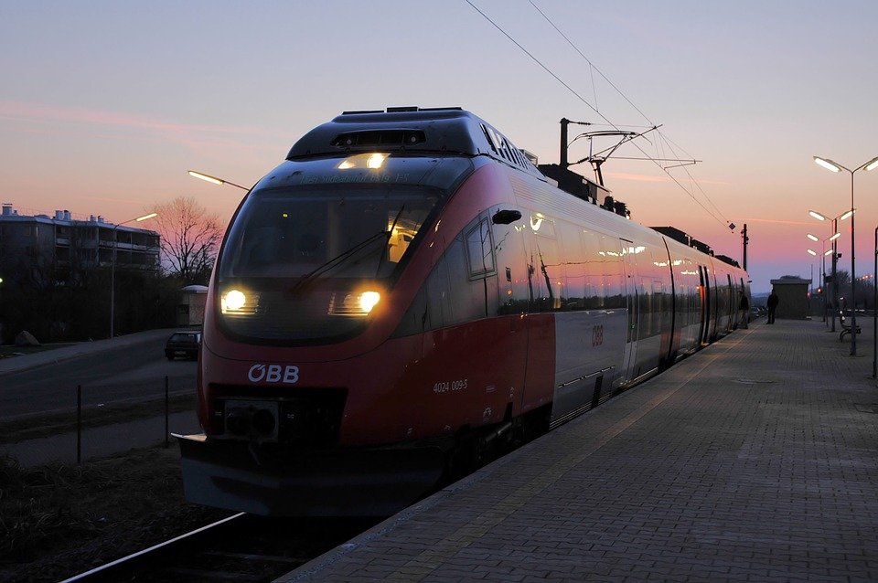 Apare trenul Viena - Satu Mare. Peste tot va circula cu viteze de peste 200 km/oră, până când ajunge în România. De aici însă...
