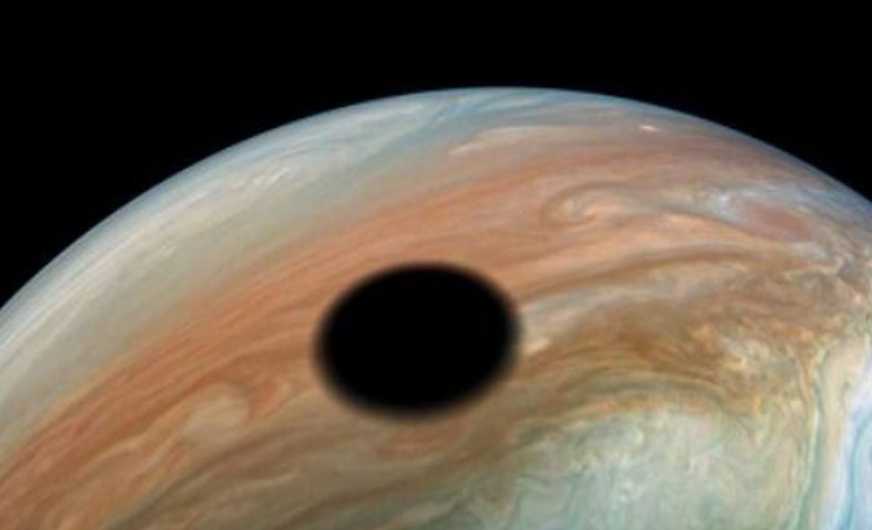 Descoperirea făcută de NASA pe Jupiter. Ce reprezintă punctul negru uriaș