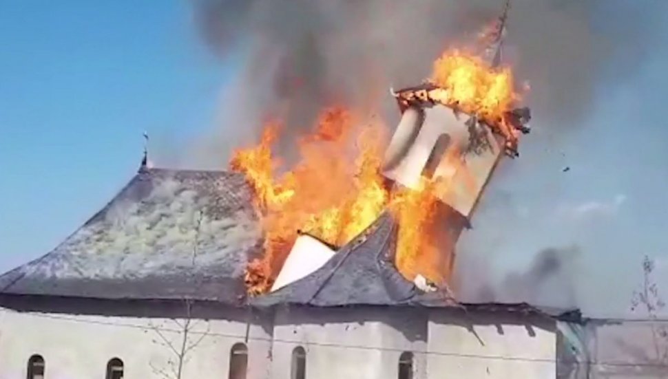 Foc devastator la o mănăstire din Constanța! Imagini dramatice cu lăcașul de cult care se prăbușește
