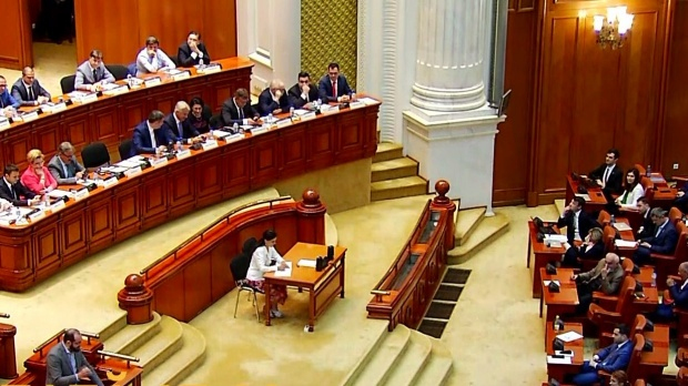 Moțiunea de cenzură a fost citită în plenul Parlamentului. Majoritatea PSD, nesigură după triumful opoziției