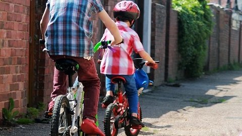Detectivi la 10 ani. Cinci copii pe biciclete au salvat o bătrână rătăcită și senilă