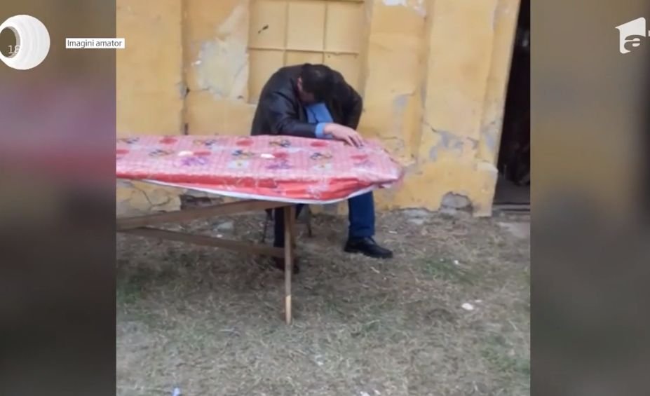 Directorul unui colegiu din Calafat, răpus de băutură. Cum se scuză bărbatul, după ce a fost filmat în timp ce dormea cu capul pe masă 