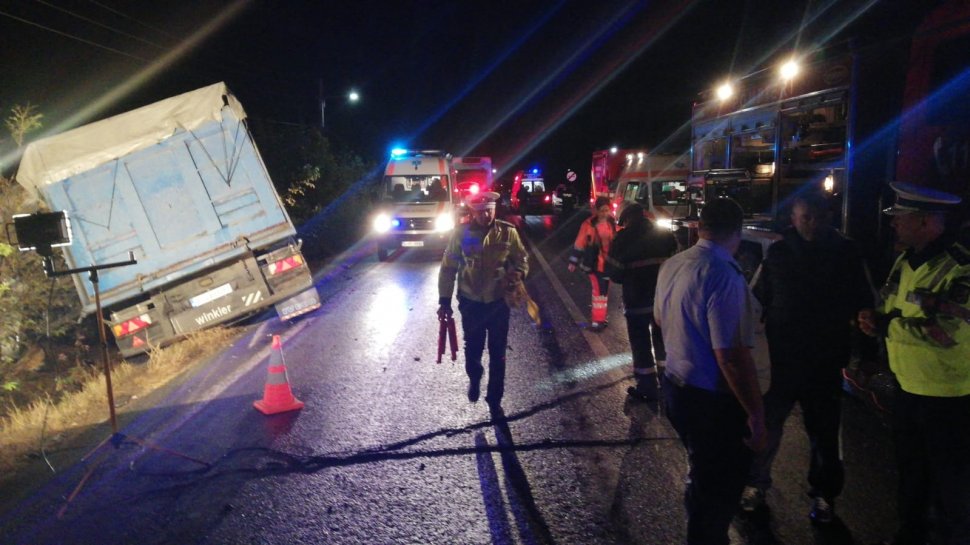 Carnagiu pe o șosea din Ialomița. Zece persoane au murit și alte șapte sunt grav rănite după ce un TIR a lovit un microbuz. Detalii șocante