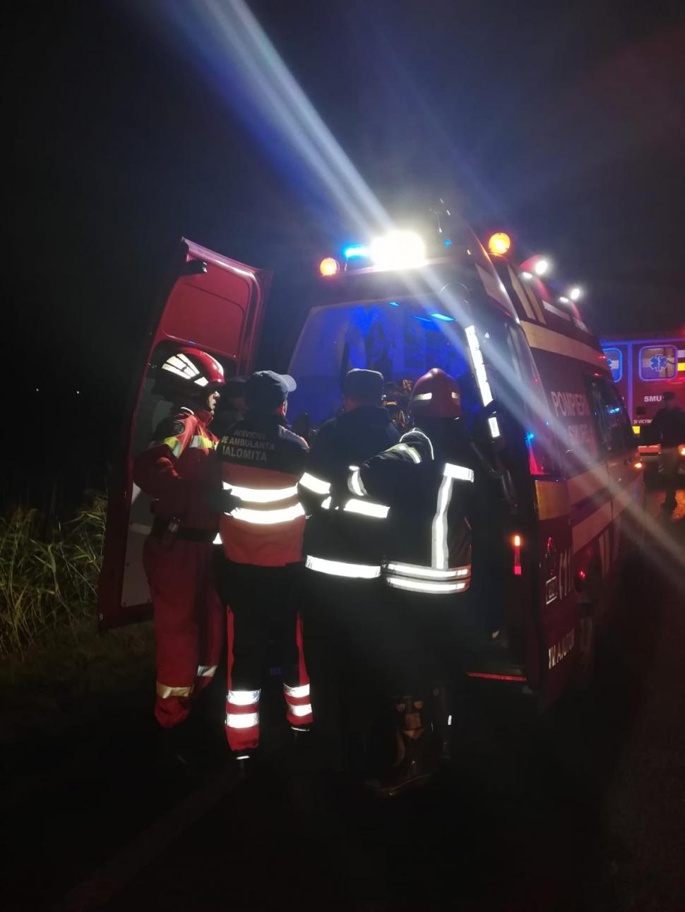 Carnagiu pe o șosea din Ialomița. Zece persoane au murit și alte șapte sunt grav rănite după ce un TIR a lovit un microbuz. Detalii șocante 618149