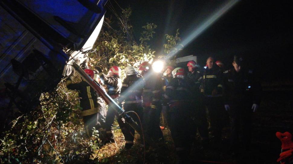 Carnagiu pe o șosea din Ialomița. Zece persoane au murit și alte șapte sunt grav rănite după ce un TIR a lovit un microbuz. Detalii șocante 618150