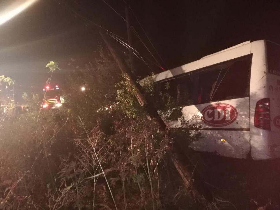 Carnagiu pe o șosea din Ialomița. Zece persoane au murit și alte șapte sunt grav rănite după ce un TIR a lovit un microbuz. Detalii șocante 618151