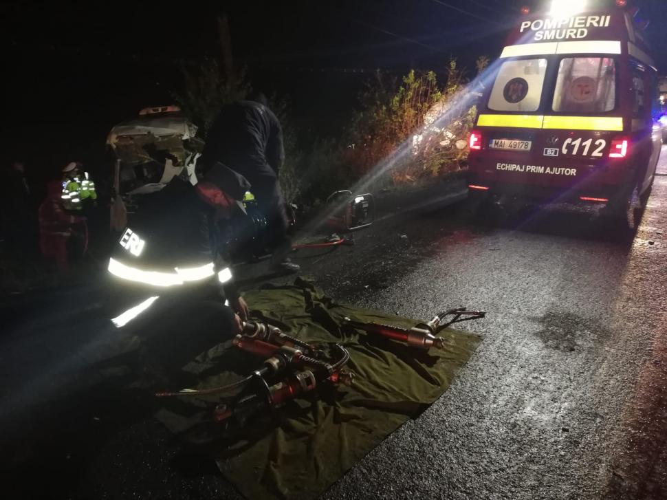 Carnagiu pe o șosea din Ialomița. Zece persoane au murit și alte șapte sunt grav rănite după ce un TIR a lovit un microbuz. Detalii șocante 618153